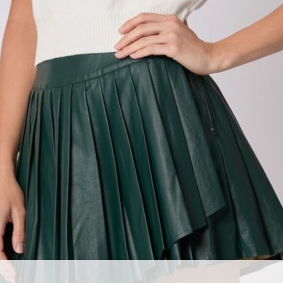929. GREEN PLEATED SKIRT WITH BUILT IN SHORTS - Picture 2 of 11